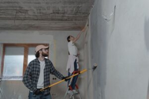 kobieta i mężczyzna malujący ścianę