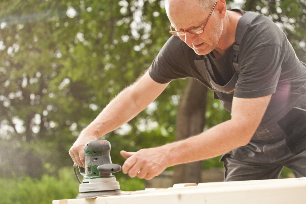 polerowanie drewnianej powierzchni